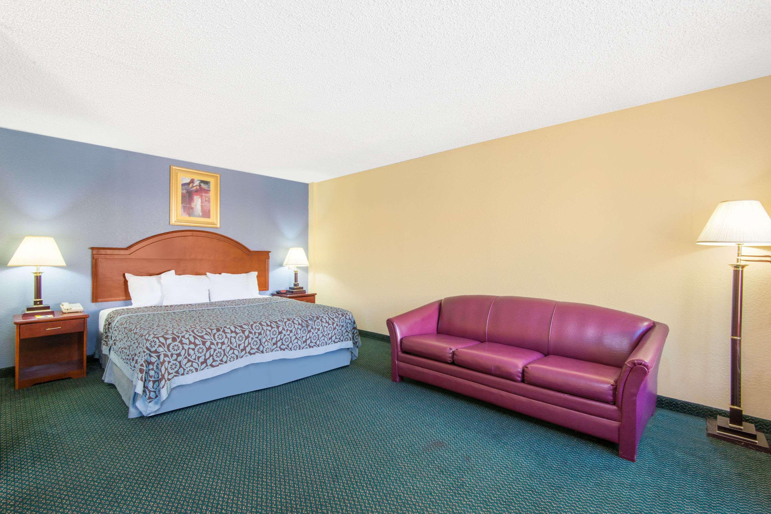Days Inn & Suites By Wyndham Wichita East Exterior photo